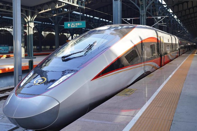 新知时速450公里全球最快高速列车cr450飞驰而来