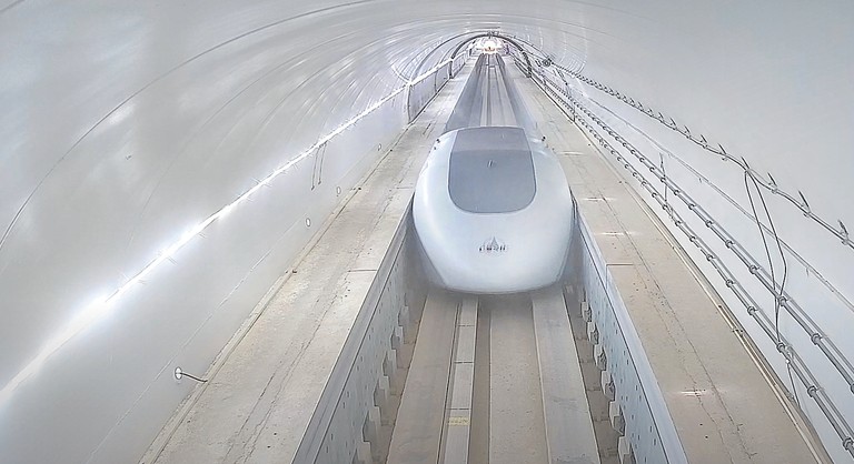 新知时速450公里全球最快高速列车cr450飞驰而来