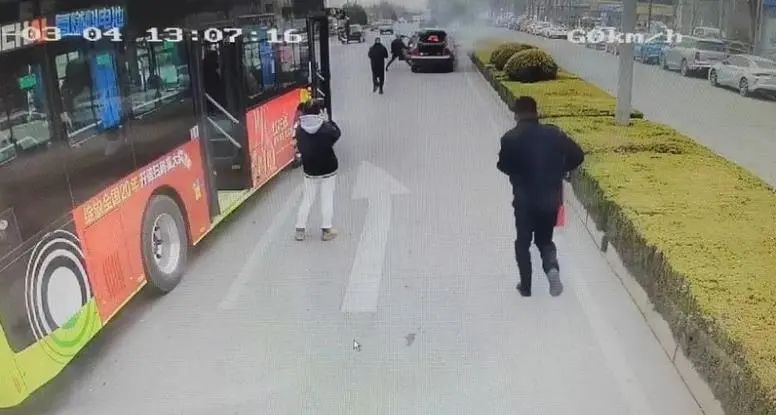 路遇火情，潍坊公交驾驶员秒变“救火勇士”