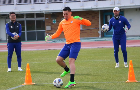 泰山队11日结束抵达日本后首练，训练强度不大，以体能恢复为主