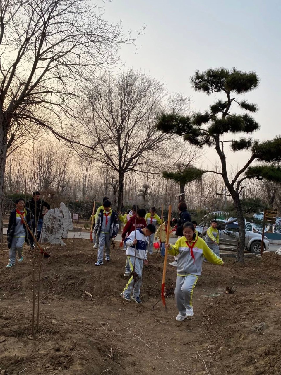  “绿色小分队”出发！临沂第五实验小学各中队积极参加植树活动