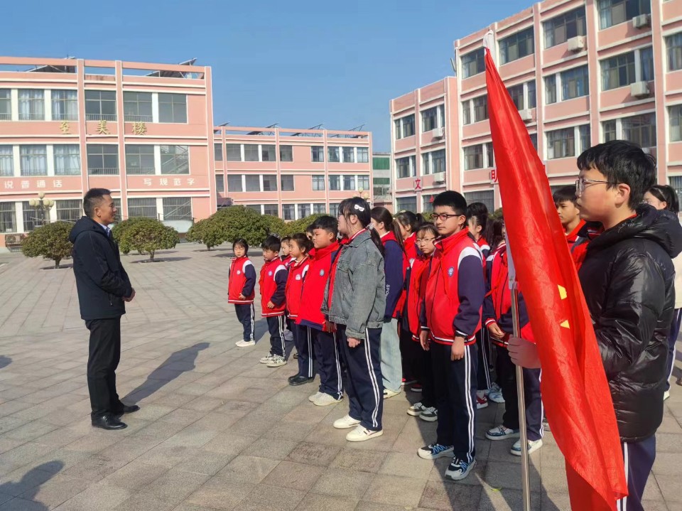 罗庄区沂堂镇中心小学开展“拥抱春天 植此青绿”校外实践活动