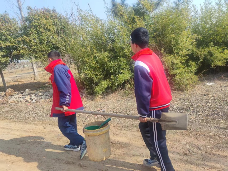 罗庄区沂堂镇中心小学开展“拥抱春天 植此青绿”校外实践活动