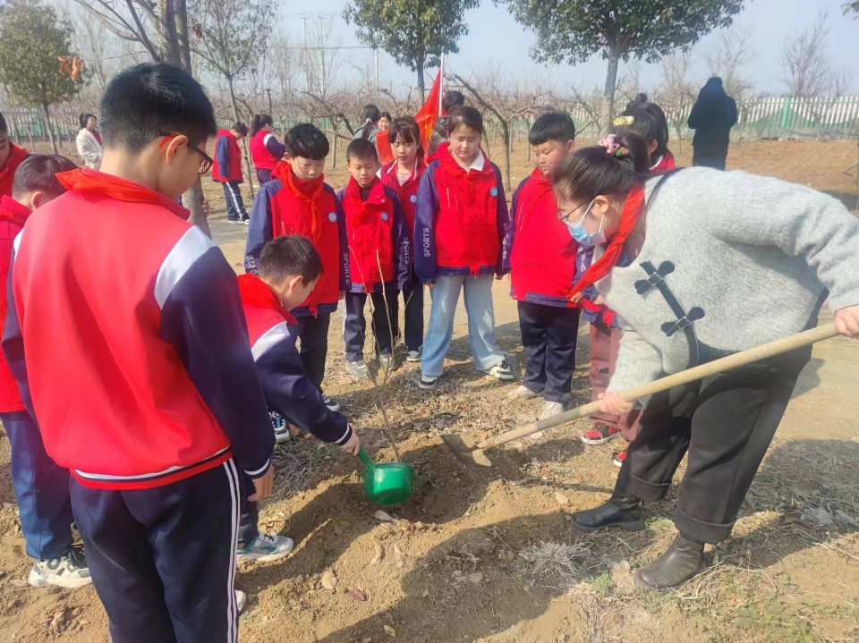 罗庄区沂堂镇中心小学开展“拥抱春天 植此青绿”校外实践活动