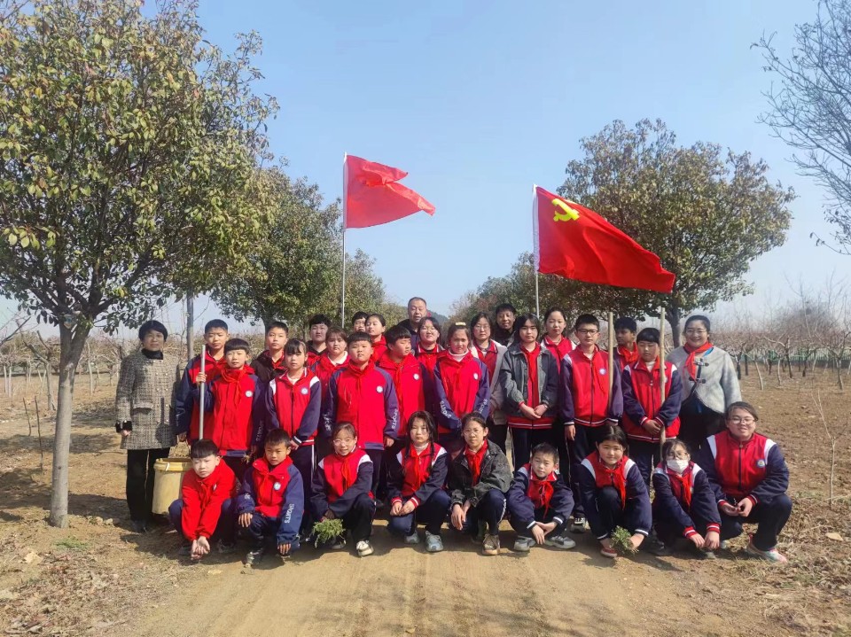 罗庄区沂堂镇中心小学开展“拥抱春天 植此青绿”校外实践活动