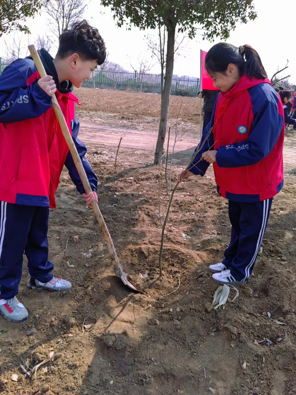 罗庄区沂堂镇中心小学开展“拥抱春天 植此青绿”校外实践活动