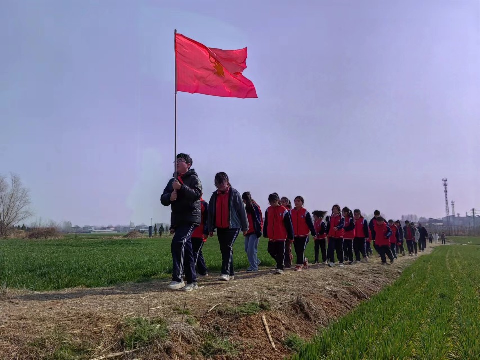 罗庄区沂堂镇中心小学开展“拥抱春天 植此青绿”校外实践活动