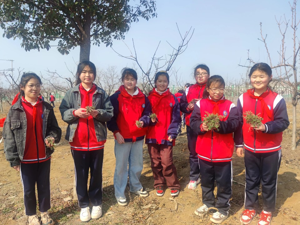 罗庄区沂堂镇中心小学开展“拥抱春天 植此青绿”校外实践活动