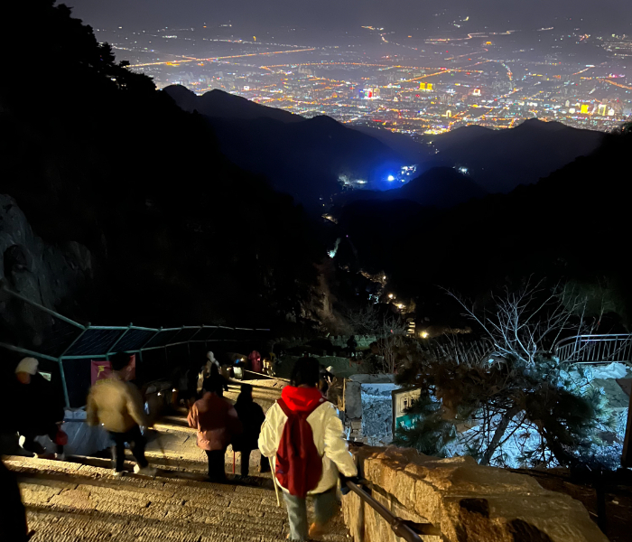 泰山亮灯了！红门至山顶盘道小夜灯全部开放，13000米山路，犹如一条“天梯”插入云端。泰山也成为国内少数24小时开放的山岳型亮灯景区。
夜爬变夜游，黑夜留给星空。亮灯，是泰山持续优化服务的一个开端。接下来，会有哪些惊喜？如何做好“留住人”的文章？齐鲁晚报泰安融媒记者走进泰山揭秘背后故事。