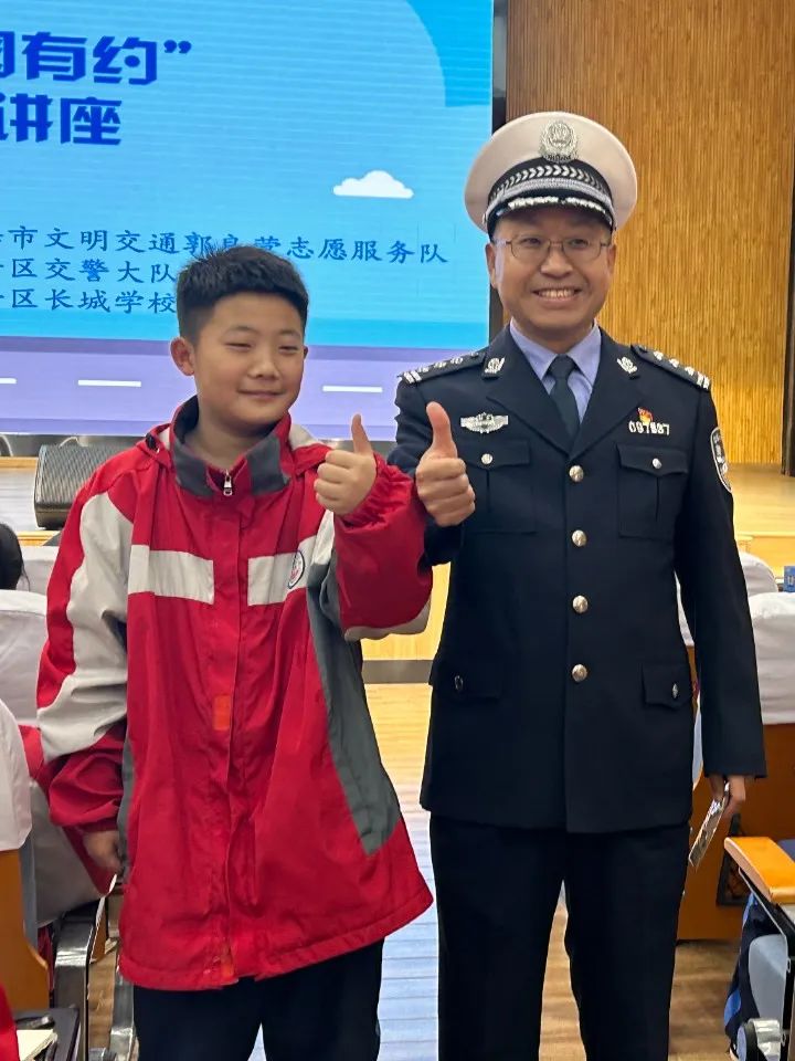 安全划重点交通指挥手势学起来