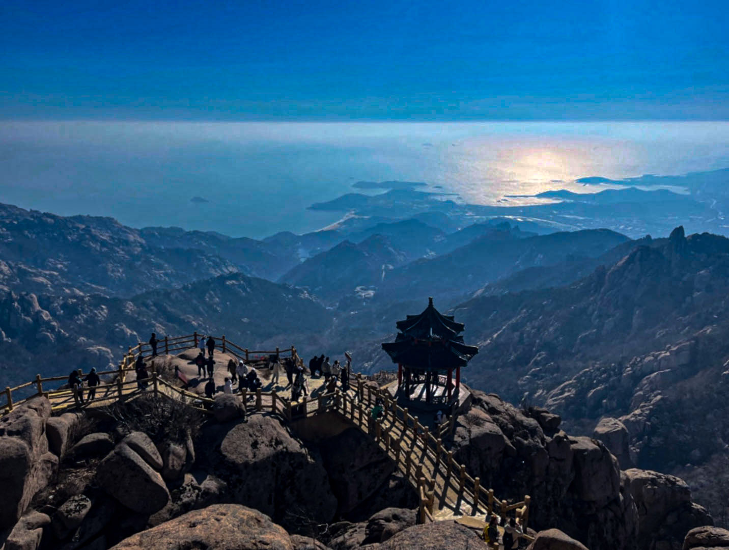 青岛,东临黄海湾,西接崂山群峰,有来自海边涛声的呼唤,也有玉清宫顶