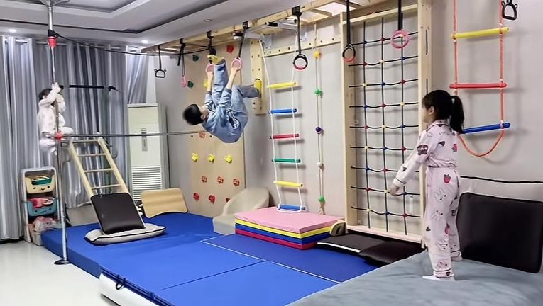 临沂辣妈巧手爆改客厅秒变三娃专属健身房