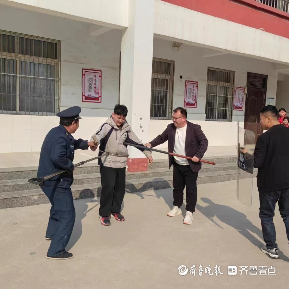 陈集镇朱庄小学举行防暴力应急演练