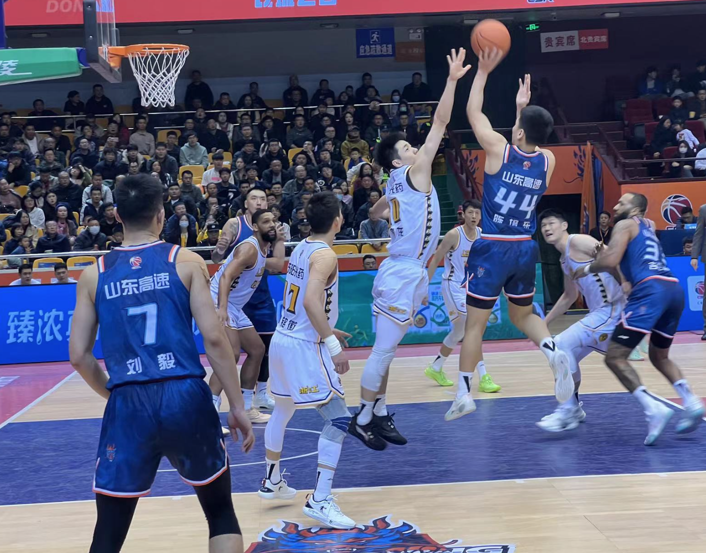 本场比赛,尚未官宣的新任山东高速篮球俱乐部董事长胡克生,低调亮相