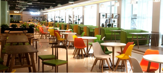 山东财经大学圣井校区二食堂一楼餐厅位于校园的核心区域,拥有4485