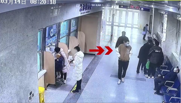 急诊科医生下夜班后多看了一眼候诊椅，跪地救下77岁心梗老人