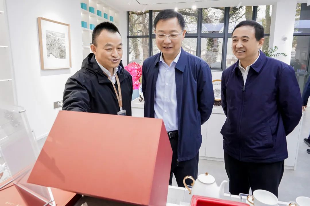 北方瓷都市委书记率队赴千年瓷都