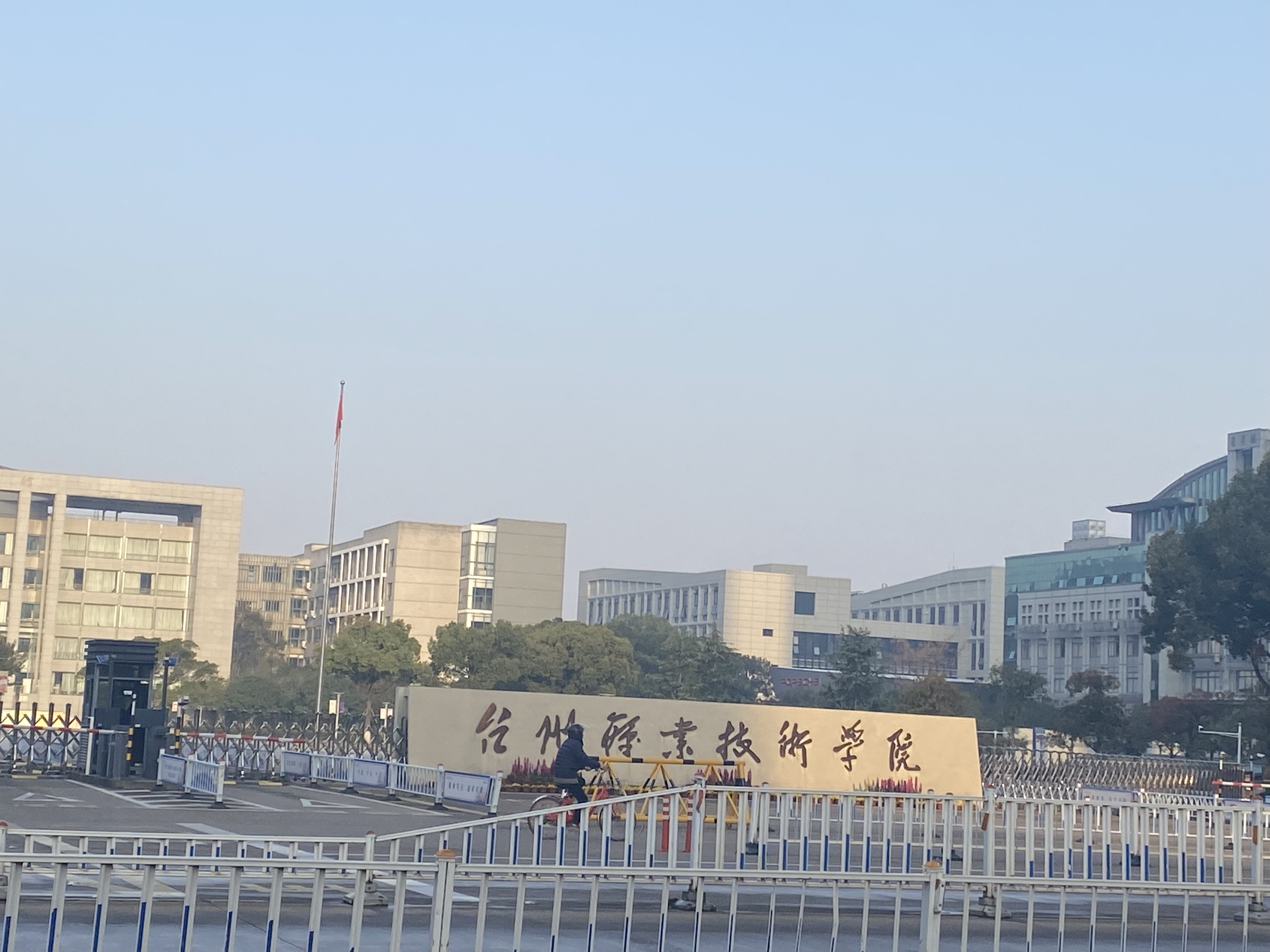 台州一高校汽车撞人致3死事件学生称事发路段为放学吃饭拿快递必经