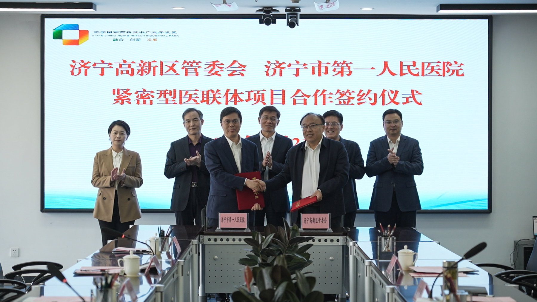 代表双方共同签署了紧密型医联体合作协议,王亚栋和孙树印分别为李贞