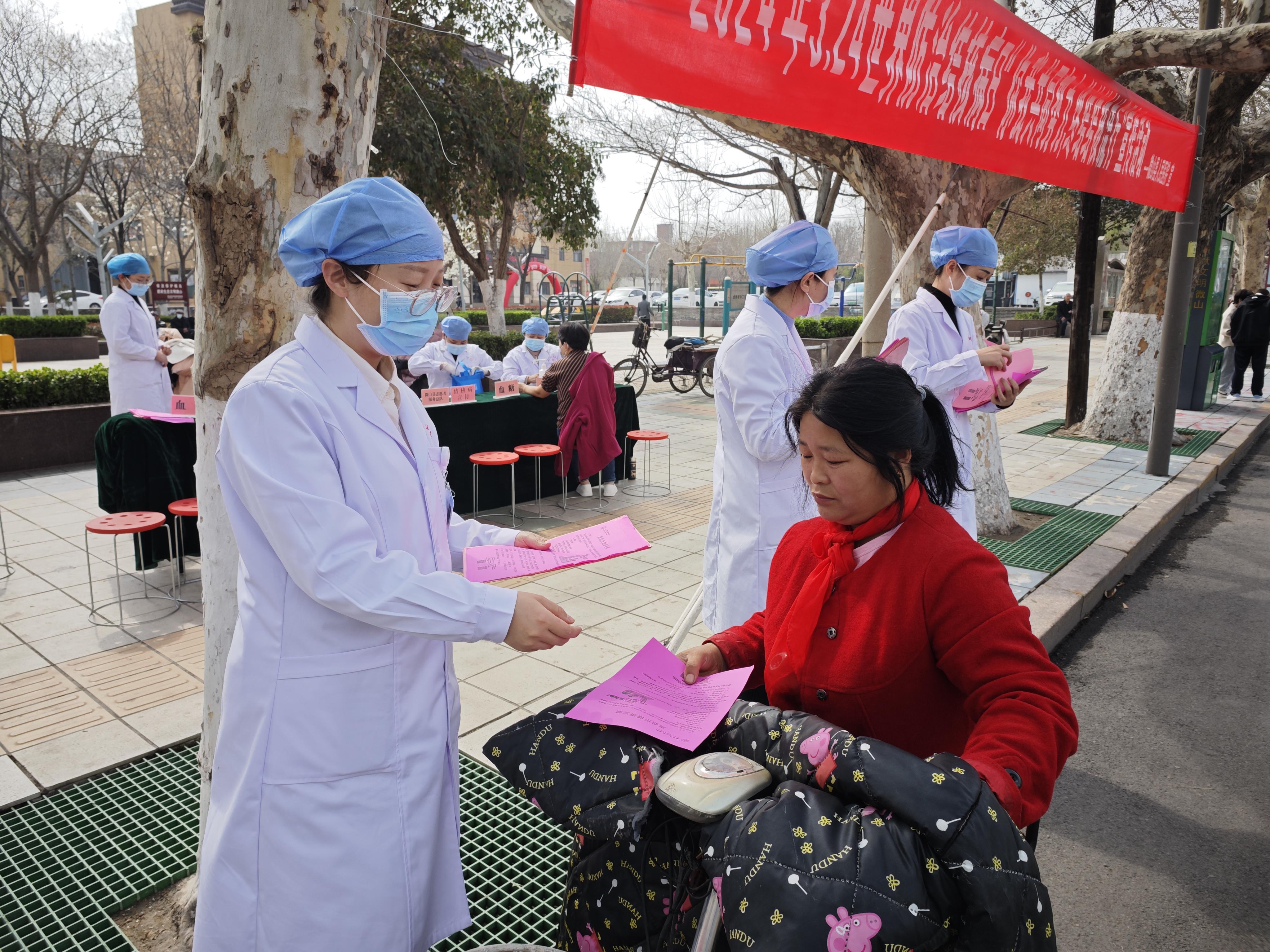 活动现场,通过悬挂横幅,设立展板,发放结核病防治宣传材料等方式为