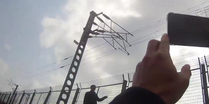 为寻找优质钓鱼点翻越铁路护网3男子逼停火车被行拘5日