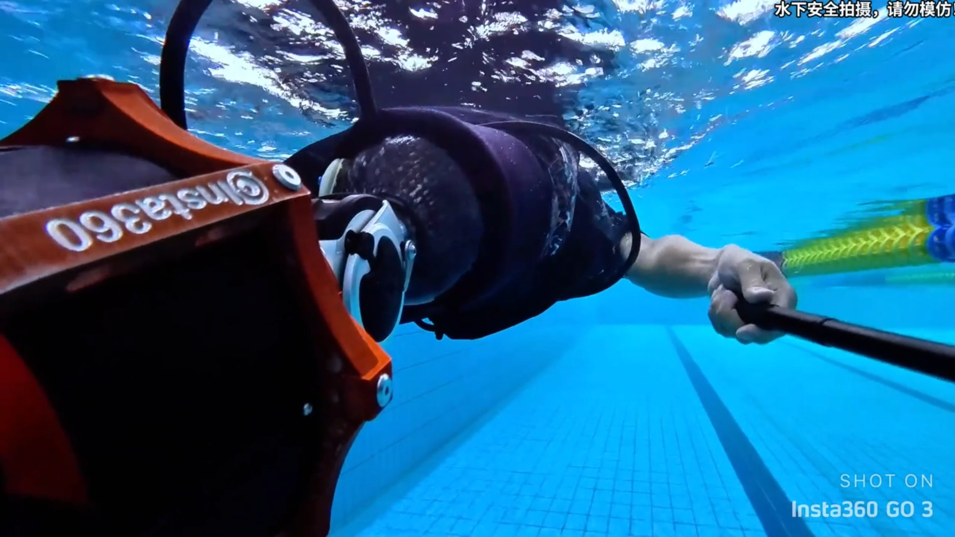 义肢帮助梁开宇游泳不久前,梁开宇分享了自己穿义肢登顶泰山的视频