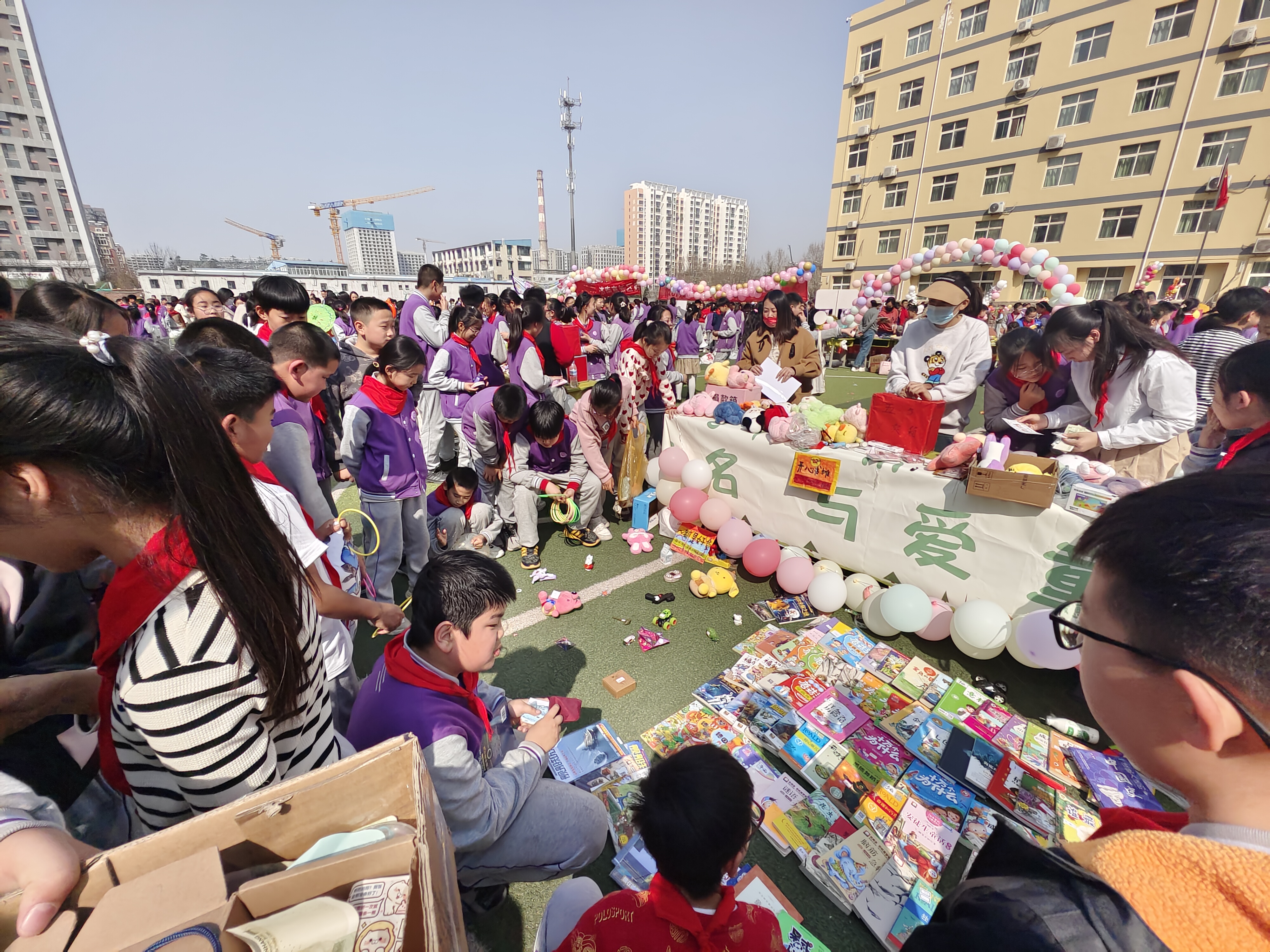 济南高新区第一实验学校举行爱心义卖活动-齐鲁晚报网