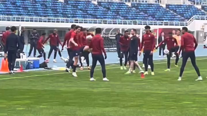 果然视频丨新加坡队抵达天津奥体进行踩场，26日晚将交手国足