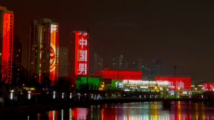 果然视频丨国足将迎战新加坡，球场周围灯光秀为球队助威