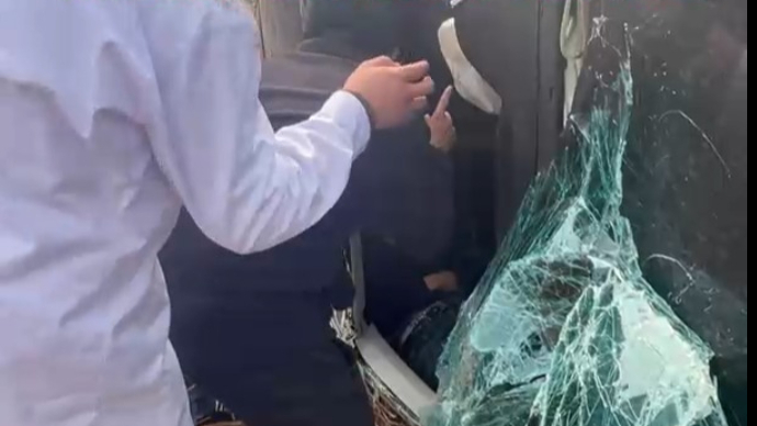 果然视频|路遇轿车侧翻，潍坊“95后”辅警“砸”车救人