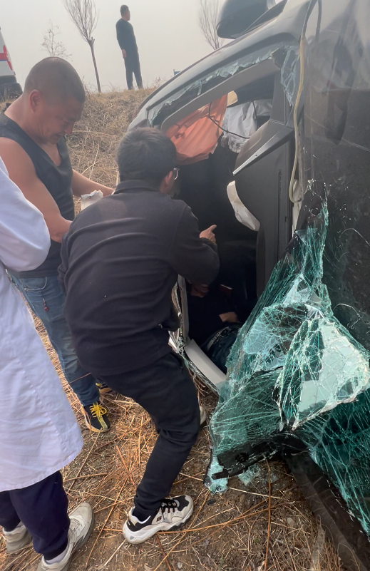 路遇轿车侧翻，潍坊一辅警砸车协助救人