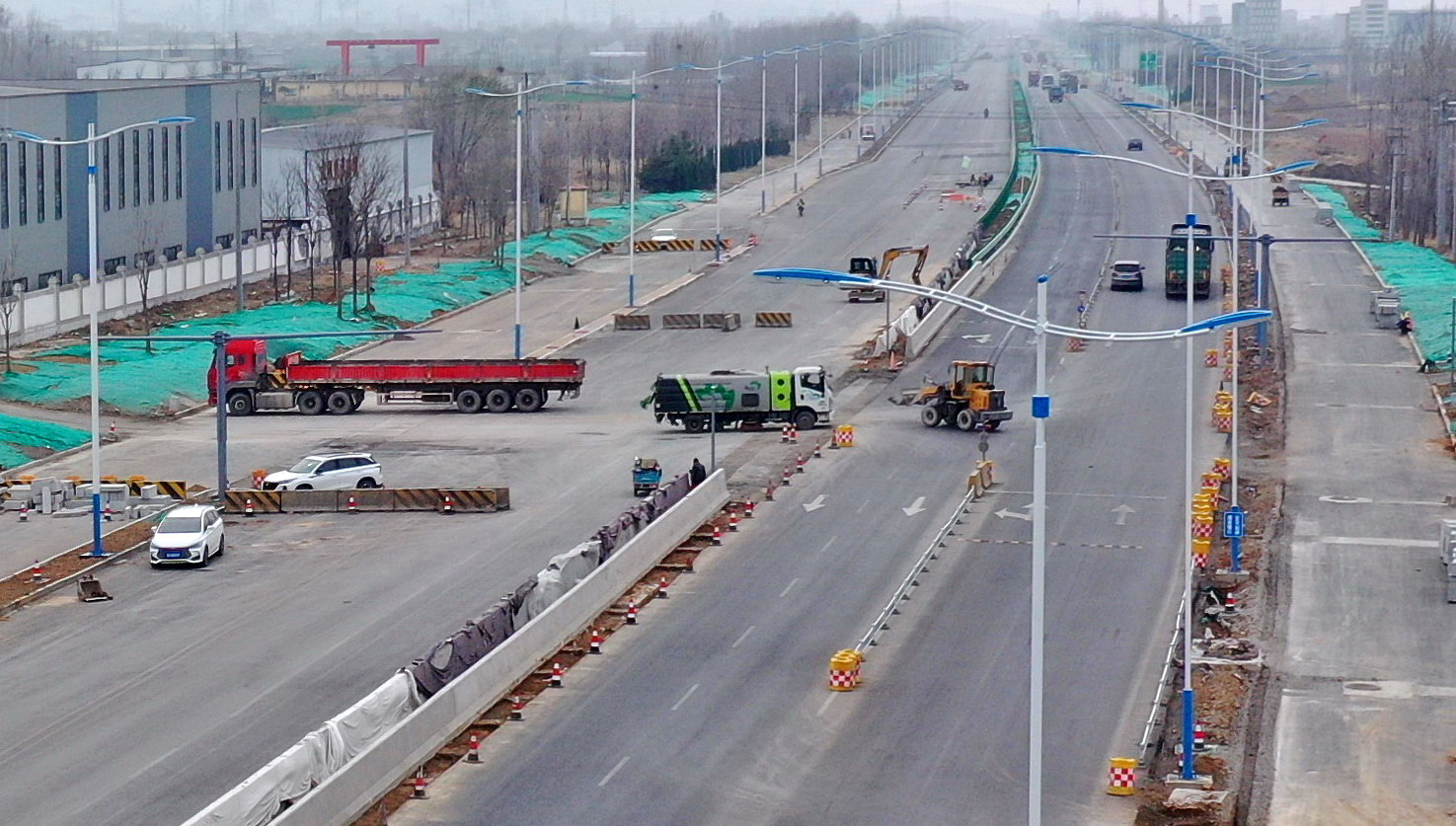 309国道章丘段改扩建路灯护栏都装了计划上半年通车