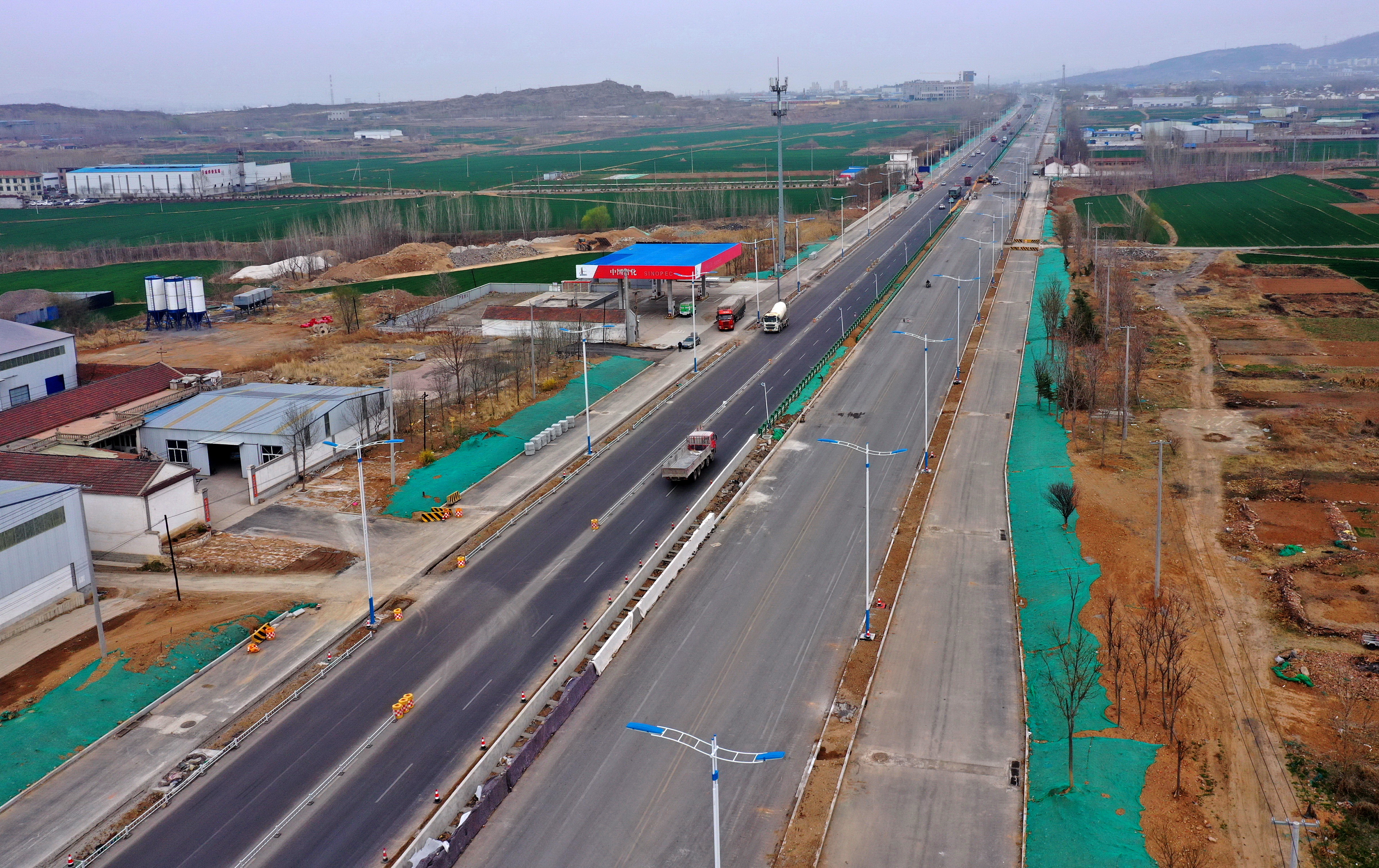 309国道章丘段改扩建路灯护栏都装了计划上半年通车