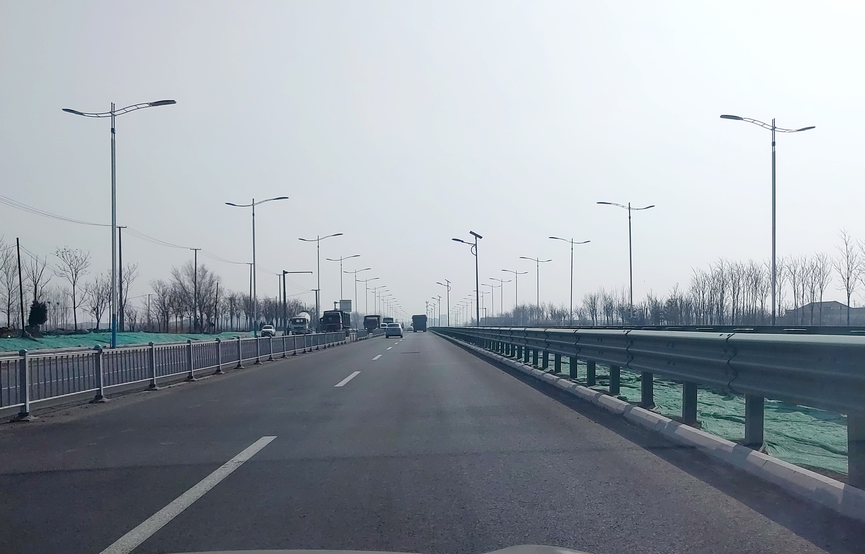 309国道章丘段改扩建路灯护栏都装了计划上半年通车