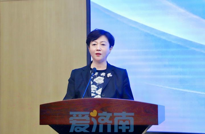 市委组织部分管日常工作的副部长刘国亭宣读2023年度"海右计划"产业