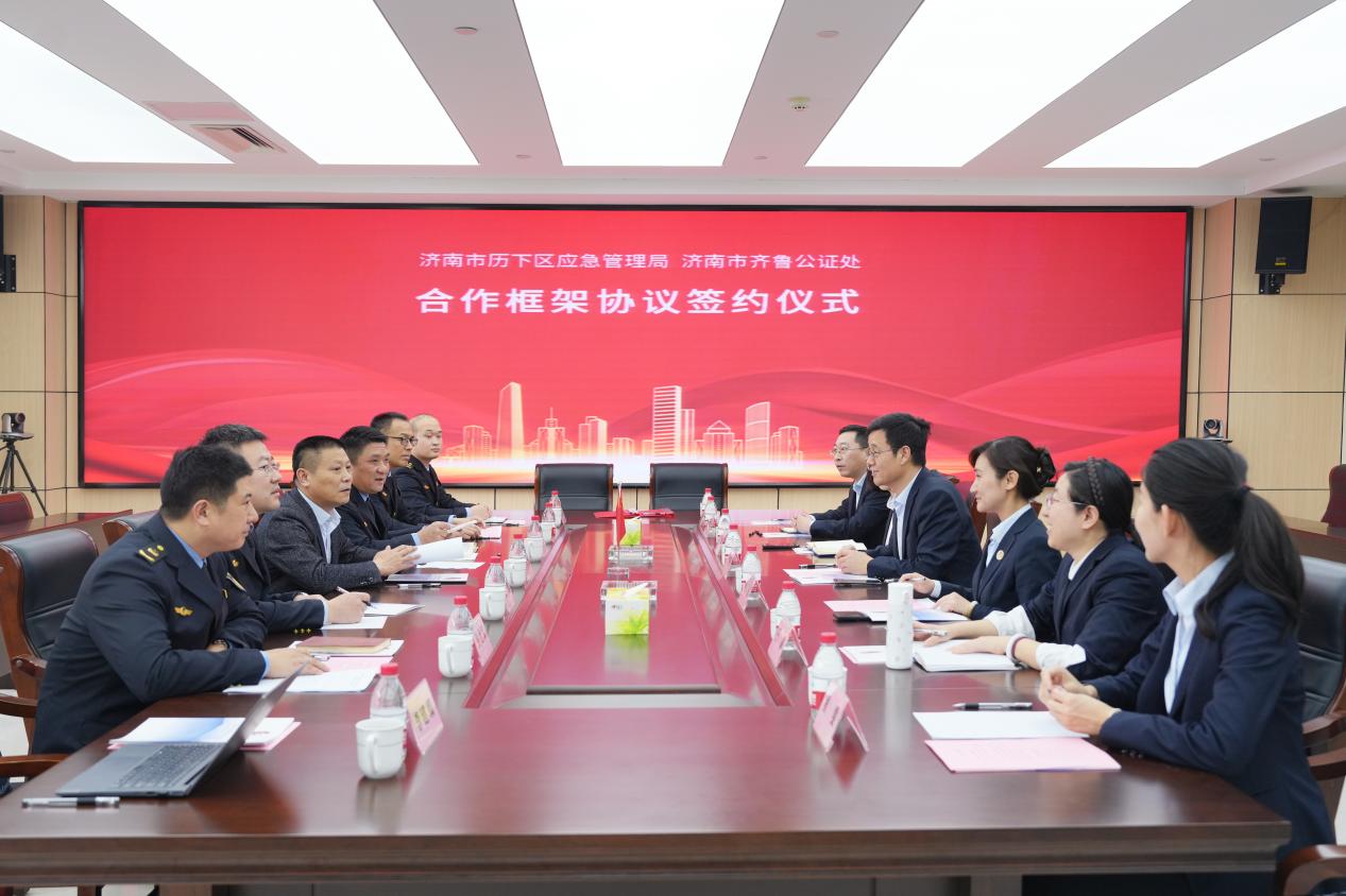 签约仪式上,赵群大队长与张坛副主任分别代表双方签署了战略合作协议.