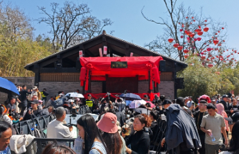 “王婆说媒”现场偶遇千佛山相亲会嘉宾，来给脱单上个“双保险”