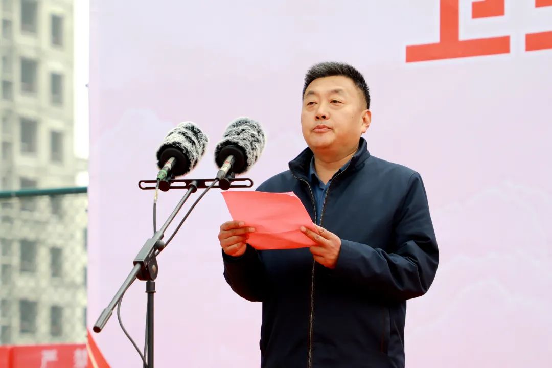 医疗服务先锋队代表宣读倡议书市卫生健康委党组书记,主任董希国介绍"