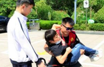 四个100|帮助残障人士出行、服务考生，志愿服务超过两千小时