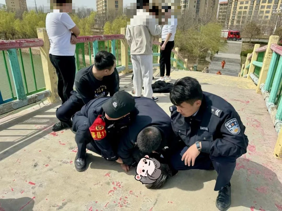 聊城莘县一男子欲跳河轻生警民联手成功施救