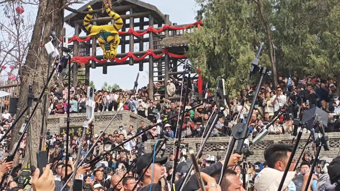 果然视频|踮脚看舞台，前面全是杆！王婆说媒现场成网红打卡地