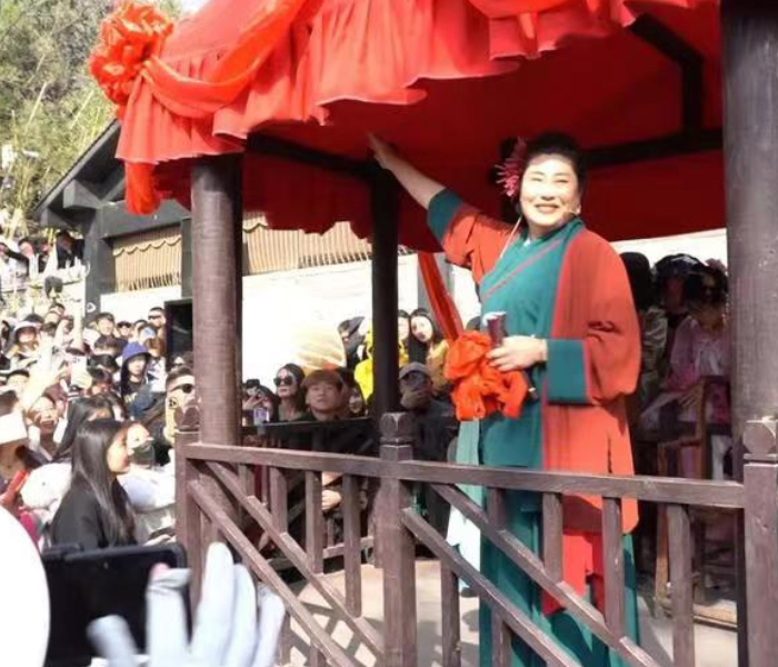 近日，河南开封万岁山景区的相亲栏目“王婆说媒”走红网络，主持人王婆因为口才和表演功力俱佳而人气高涨，被网友称为“接地气版《非诚勿扰》”，在社交媒体上受到年轻人的追捧。“王婆说媒”的魅力到底从何而来？爆火出圈的背后有着哪些秘密？齐鲁晚报·齐鲁壹点记者实地探访万岁山，带您解码“王婆说媒”背后的秘密。