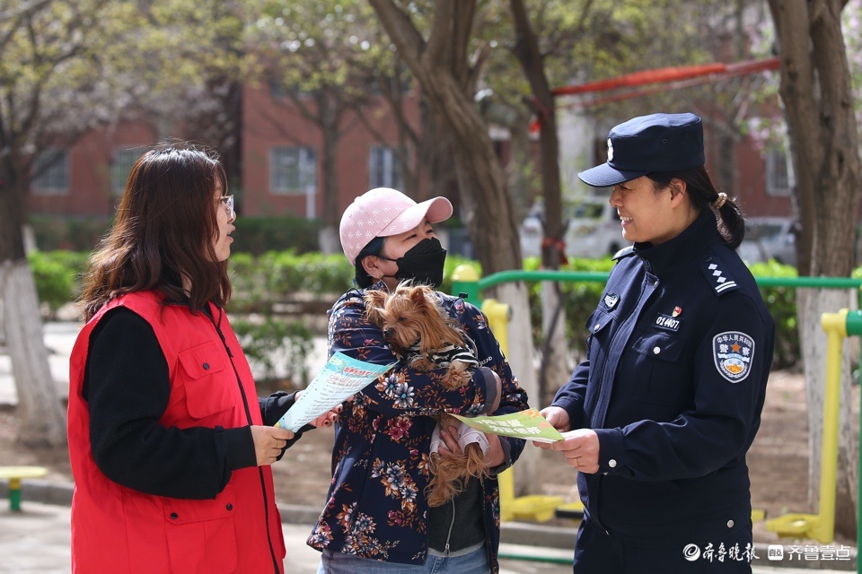 市中区分局二七新村派出所民警在建南社区对群众开展文明养犬宣传活动