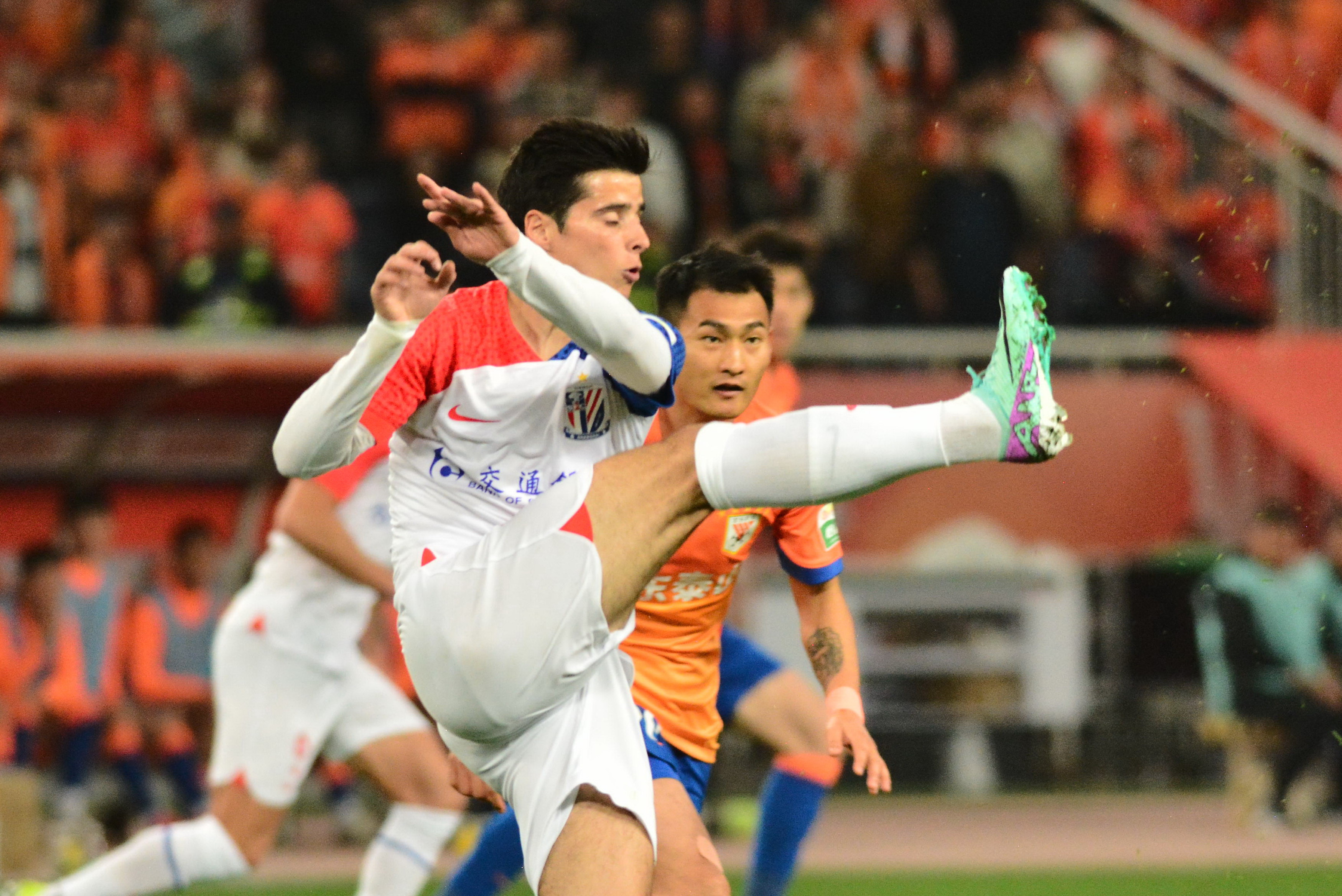 山东泰山队vs上海申花队申花队特谢拉单刀球面对王大雷打进