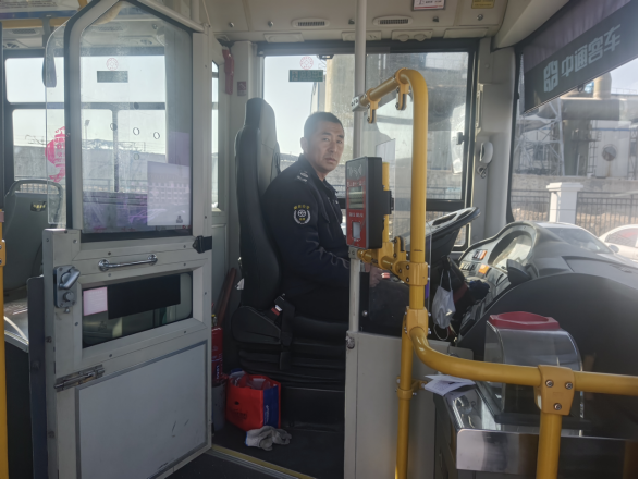 小男孩离家出走古稀老人迷路烟台公交驾驶员热心救助