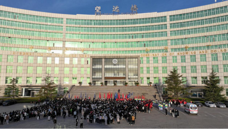 银滩亮剑山东外事职业大学进行青年志愿者春季拉练活动