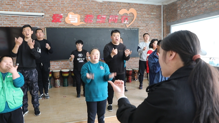 花24年为孩子找出路！大龄孤独症孩子家庭的自救和共救