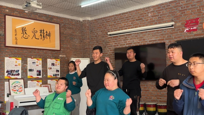 果然视频|五旬母亲带25岁孤独症儿子开洗车店:让他活得有尊严