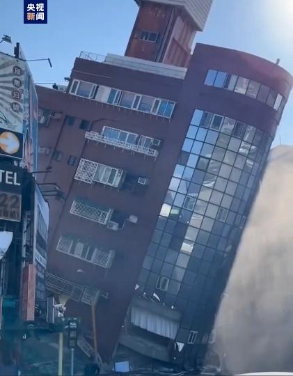 台湾花莲一大楼出现倾斜，3人被困地下室