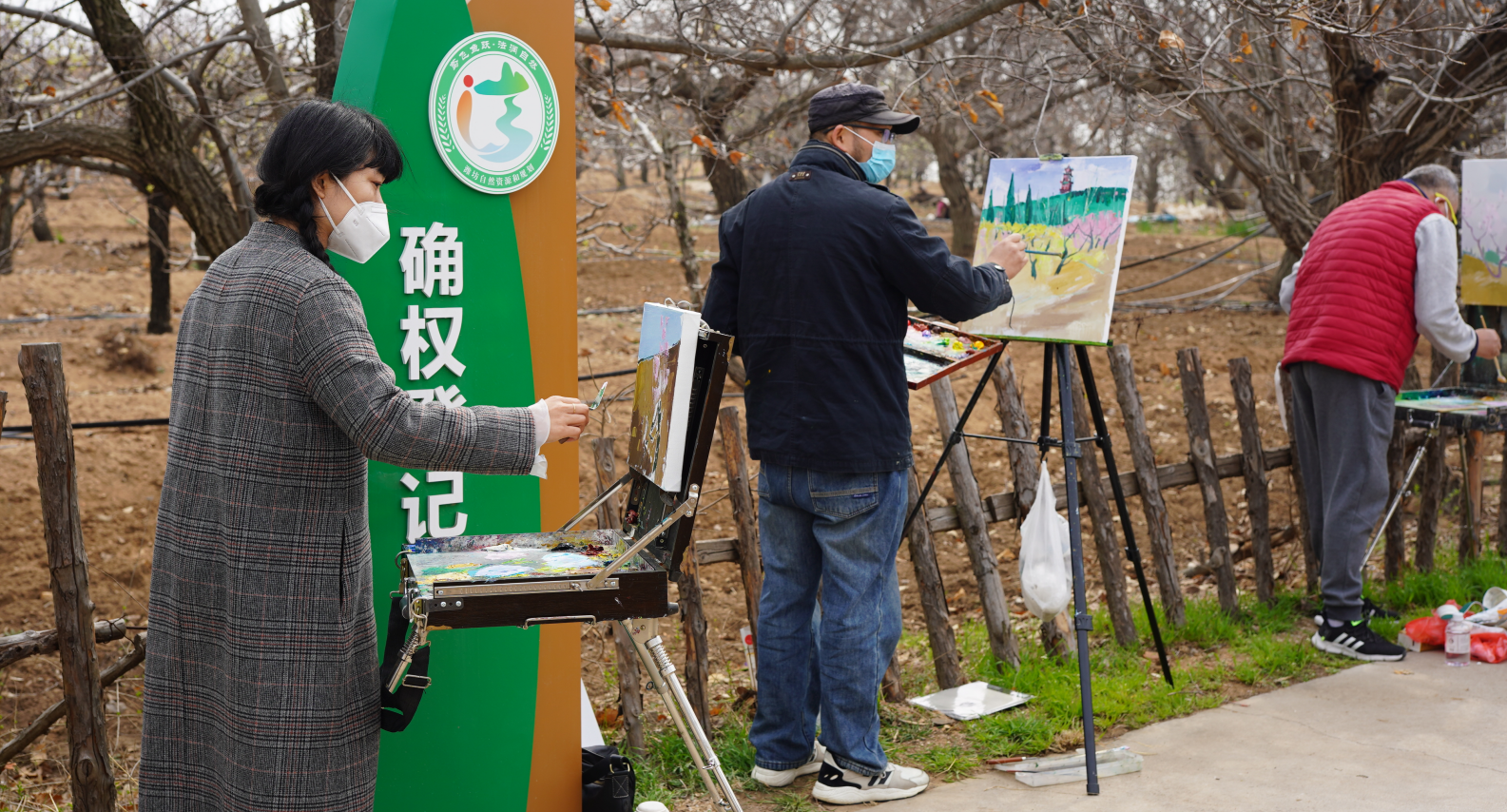 山阳梨花节上画家现场作画,记录梨花节美好瞬间
